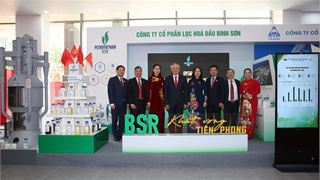 Phó Thủ tướng Nguyễn Hòa Bình tham quan gian hàng của BSR tại Đại hội đại biểu Đảng bộ tỉnh Quảng Ngãi nhiệm kỳ 2025-2030